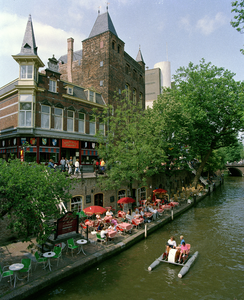 805198 Gezicht op het café-restaurant King Arthur (links, Oudegracht 101-103) en het stadskasteel Oudaen (Oudegracht ...